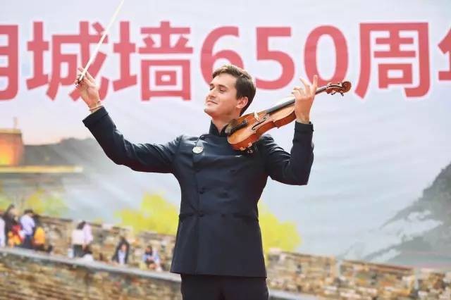 Charlie Siem plays "Happy Birthday" at the celebration of the 650th anniversary of Nanjing city wall.