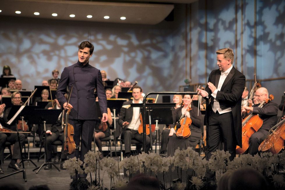 Variert Ålesund Symfoniorkester (ÅSO) hadde i år lagt opp et variert program uten sangere men med ekstra fokus på fiolinisten Charlie Siem. Dirigent var Lars-Thomas Holm (t.h.). (Foto: Nikolas Birkevold Farstad)