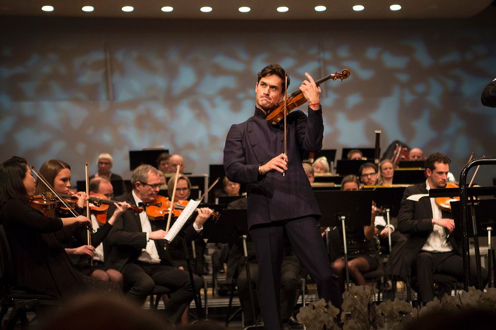 Nyttårskonsert Ålesund Symfoniorkester med Charlie Siem (fiolin) og Arill Riise (konferansier). Konserten falt i god smak hos publikum.